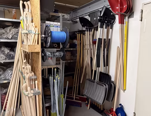 Umfangreiches Sortiment an Baumaterialien und Baustoffen, mit Schaufeln, Schneeschaufeln, Schneewannen, Schneehexen und vielem mehr