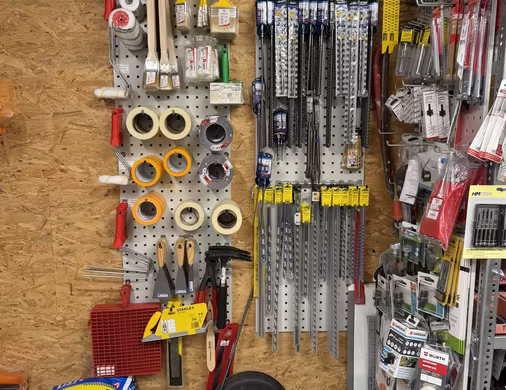 Tausalz, Malerbedarf, Hobel, Gipskartonhobel, Pinsel, Farbrollen und vieles mehr