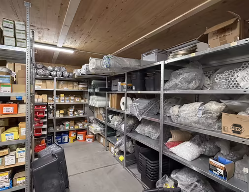 Umfangreiches Sortiment an Baumaterialien und Baustoffen, mit Abdeckvlies und Abdeckmaterialien, Malervlies, Folien und vielem mehr