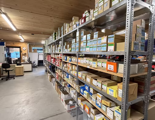 Umfangreiches Sortiment an Baumaterialien und Baustoffen, mit Schrauben, Spanplattenschrauben, Spax und vielem mehr