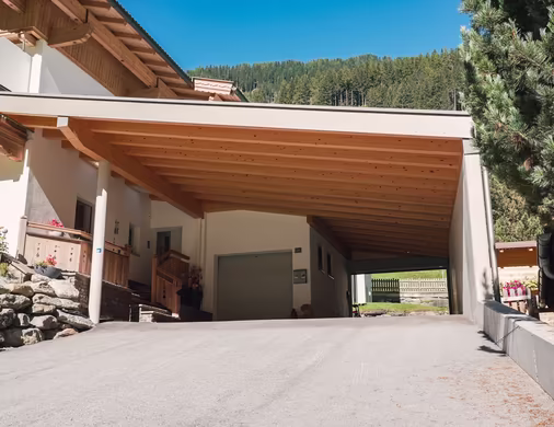 Carportanbau an bestehendes Wohnhaus © Jakob Kirnbauer