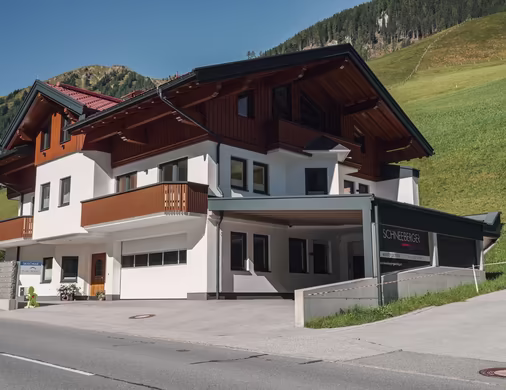 Carportanbau an bestehendes Wohnhaus © Jakob Kirnbauer
